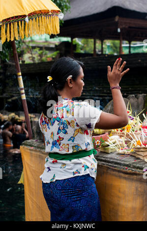 Woman praying at balinais Pura Tirta Empul Temple Hindou, Tampaksiring , Bali, Indonésie, Asie du Sud, Asie Banque D'Images