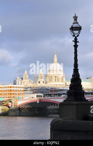 Un point de vue différent ou inhabituel ou d'angle de la cathédrale St Paul, au centre de Londres sur la tamise avec un Moody et de l'atmosphère ciel d'orage. Banque D'Images