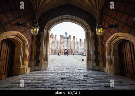 Hampton Court Palace est un palais royal, dans le quartier de Richmond, à Londres. Il a deux styles architecturaux contrastés, les Tudor et Baroque. Banque D'Images