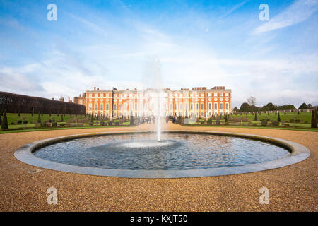 Hampton Court Palace est un palais royal, dans le quartier de Richmond, à Londres. Il a deux styles architecturaux contrastés, les Tudor et Baroque. Banque D'Images