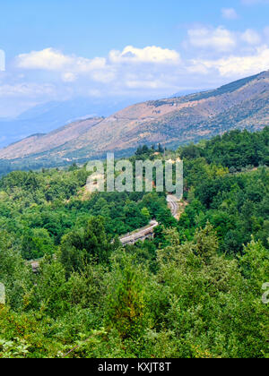 Vue panoramique à été de la route et chemin de fer de Rivisondoli à Sulmona (L'Aquila, Abruzzes, Italie) Banque D'Images