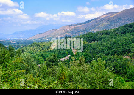 Vue panoramique à été de la route et chemin de fer de Rivisondoli à Sulmona (L'Aquila, Abruzzes, Italie) Banque D'Images