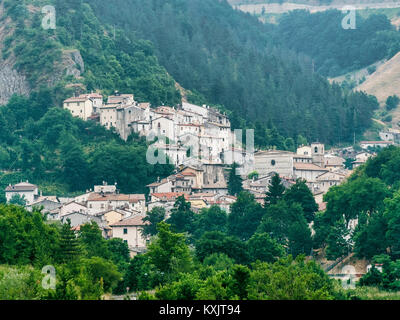 Rocca Pia (L'Aquila, Abruzzes, Italie) : vue panoramique à l'été sur la route de Rivisondoli à Sulmona Banque D'Images