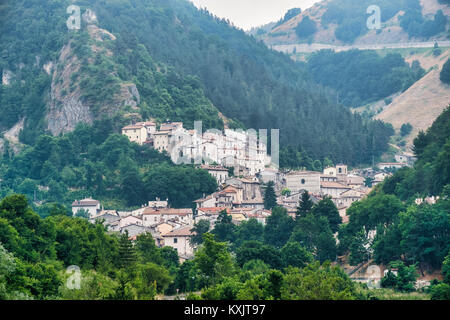 Rocca Pia (L'Aquila, Abruzzes, Italie) : vue panoramique à l'été sur la route de Rivisondoli à Sulmona Banque D'Images