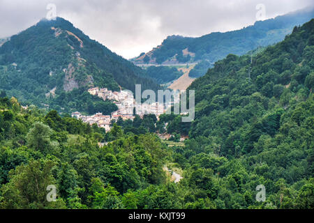 Rocca Pia (L'Aquila, Abruzzes, Italie) : vue panoramique à l'été sur la route de Rivisondoli à Sulmona Banque D'Images