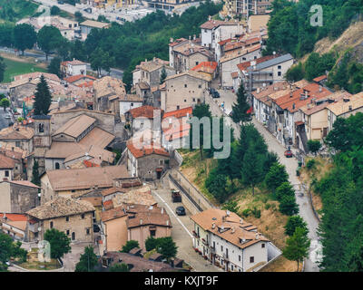 Rocca Pia (L'Aquila, Abruzzes, Italie) : vue panoramique à l'été sur la route de Rivisondoli à Sulmona Banque D'Images