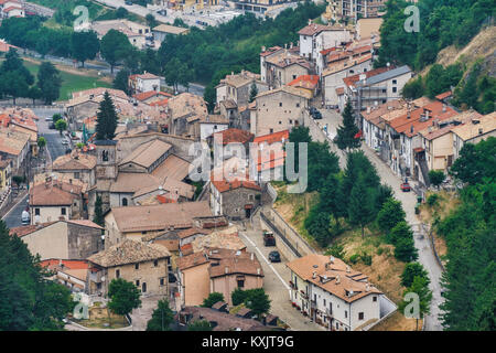 Rocca Pia (L'Aquila, Abruzzes, Italie) : vue panoramique à l'été sur la route de Rivisondoli à Sulmona Banque D'Images