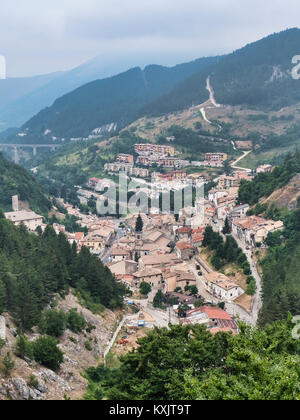 Rocca Pia (L'Aquila, Abruzzes, Italie) : vue panoramique à l'été sur la route de Rivisondoli à Sulmona Banque D'Images