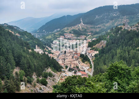 Rocca Pia (L'Aquila, Abruzzes, Italie) : vue panoramique à l'été sur la route de Rivisondoli à Sulmona Banque D'Images