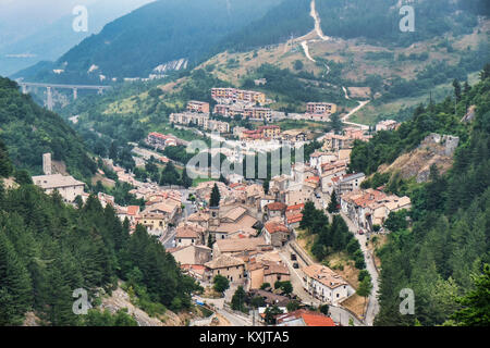 Rocca Pia (L'Aquila, Abruzzes, Italie) : vue panoramique à l'été sur la route de Rivisondoli à Sulmona Banque D'Images