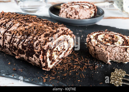 Roulade de meringue chocolat belge rempli de crème chantilly et sauce au chocolat Banque D'Images