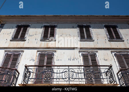 Lefkada, Grèce - 14 juillet 2017 : Street view avec des maisons anciennes en ville sur l'île de Leucade Leucade en Grèce Banque D'Images