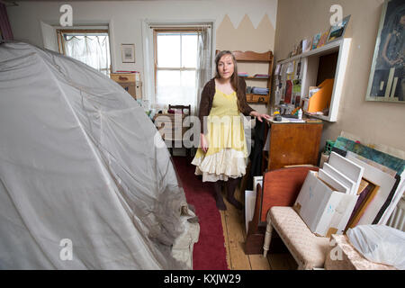 Femme qui souffre du syndrome d'hypersensibilité électromagnétique de l'intolérance qui y est associée (EHS) capacité à l'intérieur d'une cage de Faraday à la maison, Londres, UK Banque D'Images