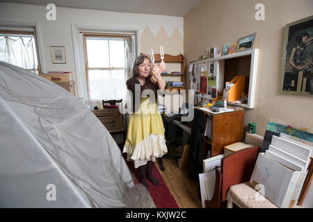 Femme qui souffre du syndrome d'hypersensibilité électromagnétique de l'intolérance qui y est associée (EHS) maintenant la guérison Diapasons et dort à l'intérieur d'une cage de Faraday, UK Banque D'Images