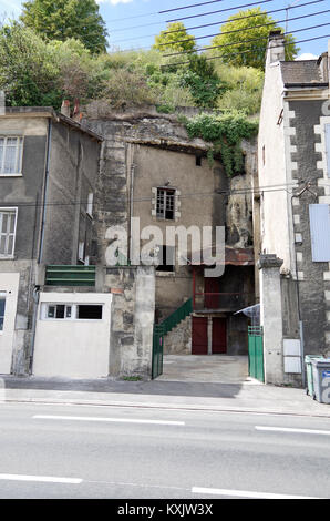 Abandonné trois étages, des locaux industriels, construit dans les falaises de calcaire vertical à Poitiers, France, peut-être dans les premiers temps d'un logement Banque D'Images