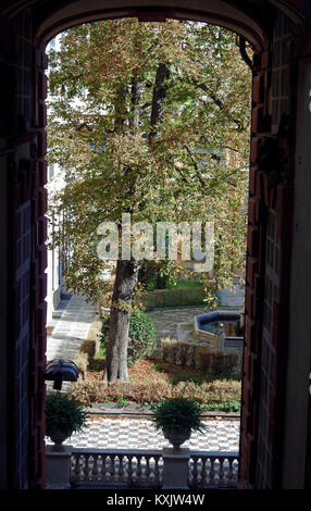Vue d'une partie des jardins du Palazzo Bianco, à travers une fenêtre ouverte du Palazzo Rosso dans la Via Garibaldi, dans le centre historique de Gênes Banque D'Images