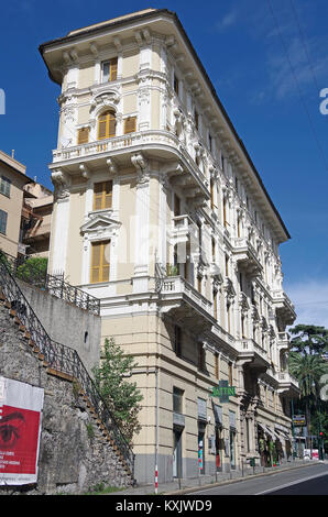 La fin d'un 5 et 6 étages en forme de coin dans un bâtiment de style baroque néo-classique dans la via Assarotti, Gênes, Italie. Banque D'Images