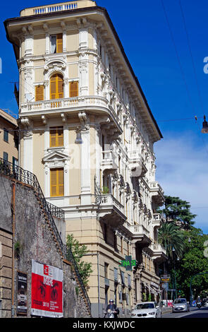 La fin d'un 5 et 6 étages en forme de coin dans un bâtiment de style baroque néo-classique dans la via Assarotti, Gênes, Italie. Banque D'Images