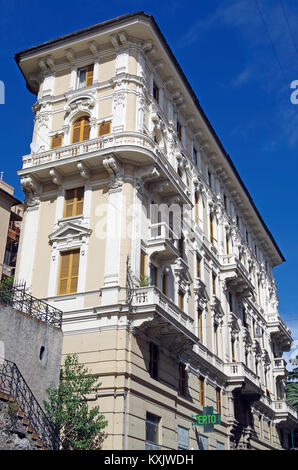 La fin d'un 5 et 6 étages en forme de coin dans un bâtiment de style baroque néo-classique dans la via Assarotti, Gênes, Italie. Banque D'Images