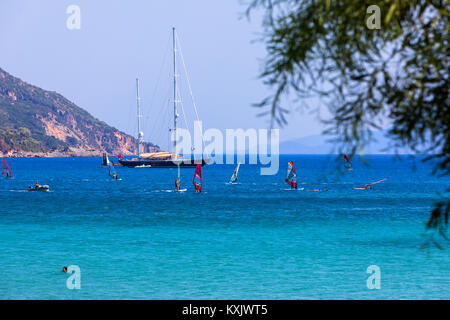 Vasiliki Lefkada, Grèce - 15 juillet 2017 : Planches à voile à travers l'île de Leucade Vasiliki Beach, Grèce Banque D'Images