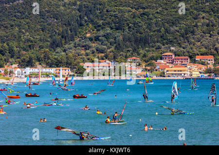 Vasiliki Lefkada, Grèce - 15 juillet 2017 : Planches à voile à travers l'île de Leucade Vasiliki Beach, Grèce Banque D'Images