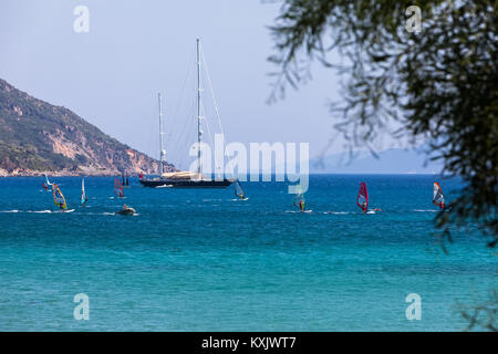 Vasiliki Lefkada, Grèce - 15 juillet 2017 : Planches à voile à travers l'île de Leucade Vasiliki Beach, Grèce Banque D'Images