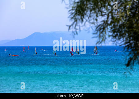 Vasiliki Lefkada, Grèce - 15 juillet 2017 : Planches à voile à travers l'île de Leucade Vasiliki Beach, Grèce Banque D'Images