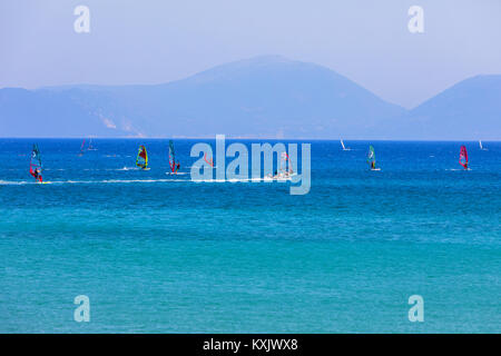 Vasiliki Lefkada, Grèce - 15 juillet 2017 : Planches à voile à travers l'île de Leucade Vasiliki Beach, Grèce Banque D'Images