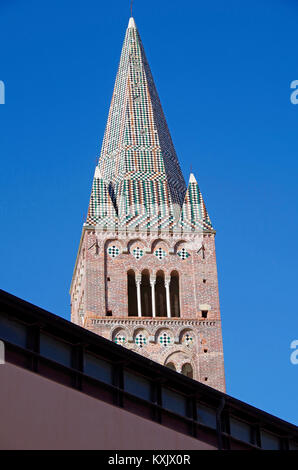 Le majestueux campanile, clocher, de l'ancienne église de St Augustin construit en brique de style roman, la Ligurie Banque D'Images