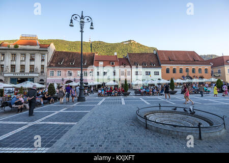 Brasov, Roumanie - 10 août, 2017 : la place du Conseil de Brasov (Piata Sfatului), est la principale place centrale de la vieille ville médiévale de Brasov. Banque D'Images