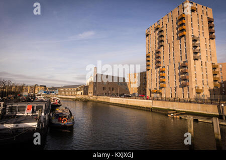 La régénération en aboyant le long de la rivière Roding, Londres UK 2016 Banque D'Images