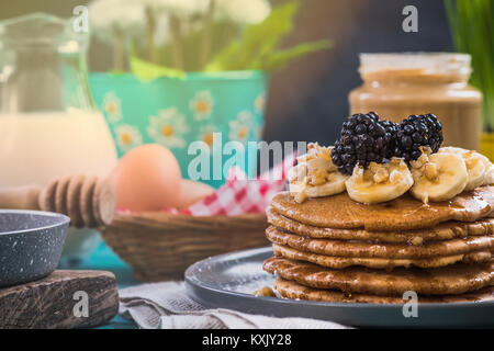 Crêpes servis sur table à thème du printemps. Banque D'Images