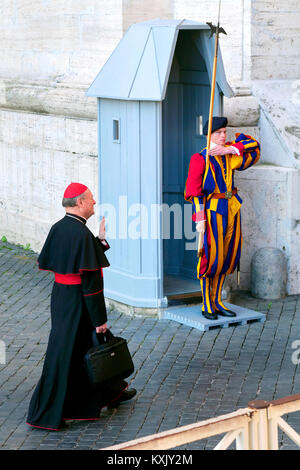 Le Cardinal ou clerc passant au garde de la Garde suisse, entrée à la Cité du Vatican, Rome, Italie Banque D'Images