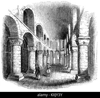 La chapelle romane St John's est au deuxième étage de la Tour Blanche, dans la Tour de Londres. Il a été construit en 1077-97 comme un donjon ou la citadelle, la partie la plus ancienne de Guillaume le Conquérant puissante forteresse. Il a été construit en pierre de la France, et dispose d'une nef voûtée en tunnel avec une abside à l'Est et de l'aine-allées voûtées, et la galerie ci-dessus autour de courbes l'abside. Ronde, épaisse piers soutenir démoulée arches, remarquables par leur simplicité, avec de simples sculptures de pétoncles et les dessins des feuilles fournissant la seule décoration. Banque D'Images