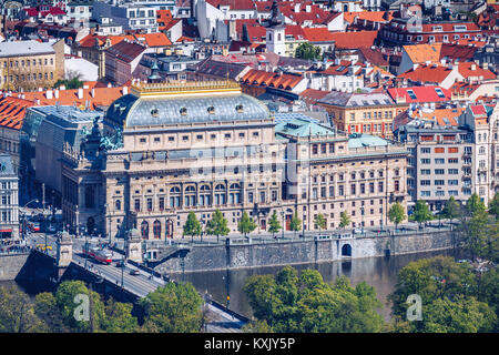 Vue sur le Théâtre National de Prague par une belle journée ensoleillée le long de la rivière Vltava, République Tchèque Banque D'Images