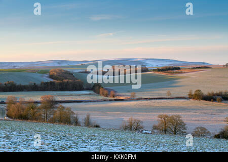 Campagne du Wiltshire à plus de West Kennet dans la neige de décembre, Wiltshire, Angleterre Banque D'Images