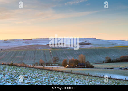 Campagne du Wiltshire à plus de West Kennet Long Barrow en hiver. Chambré néolithique tombe. West Kennet , Wiltshire, Angleterre Banque D'Images