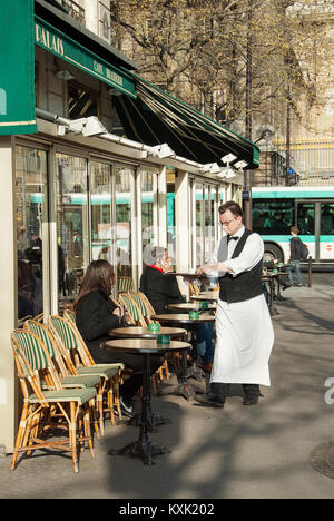 Un café à Paris, France Banque D'Images