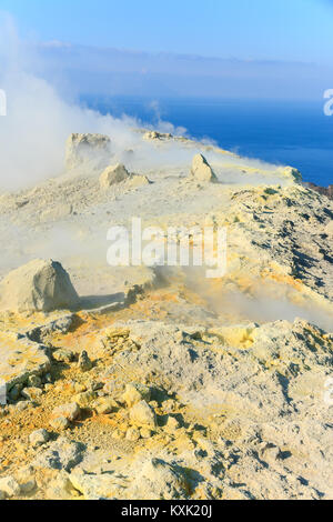 Vue sur bord de cratère du volcan Fossa. Montrant l'activité volcanique, par les fumerolles de souffre de la fumée sortir du grand cratère. Banque D'Images