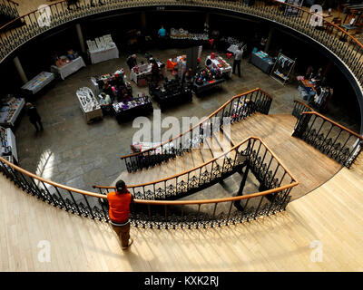 Vue depuis le balcon supérieur dans la Corn Exchange, Leeds, Angleterre, RU Banque D'Images