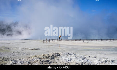 Personnes visitent la zone volcanique de Taupo sur l'Île du Nord en Nouvelle-Zélande. Banque D'Images