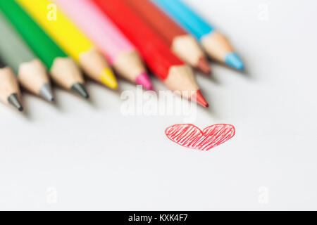 Hand Drawn Doodle Coeur Rouge Photographie de rangée de crayons multicolores sur fond blanc. Saint Valentin Fête des Mères Enfants La charité l'amour romantique. Salutation Banque D'Images