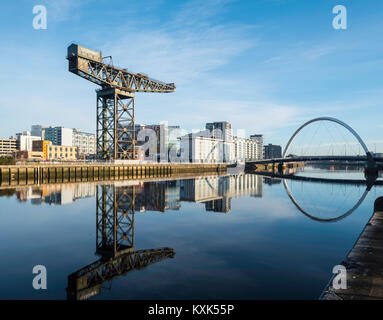 Avis de Finnieston Crane au bord de la rivière Clyde sur ciel bleu journée d'hiver, Ecosse, Royaume-Uni Banque D'Images