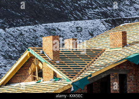 Bukovel, Ukraine - le 27 novembre 2017 : Nouvelle maison moderne en construction. Le châssis du toit en bois Banque D'Images