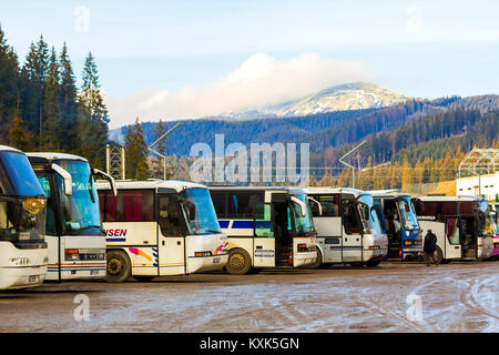 Bukovel, Ukraine - le 27 novembre 2017 : les bus touristiques de voyage modernes sur un terrain de stationnement Banque D'Images