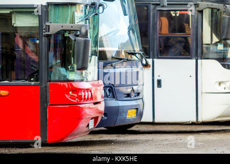 Bukovel, Ukraine - le 27 novembre 2017 : les bus touristiques de voyage modernes sur un terrain de stationnement Banque D'Images