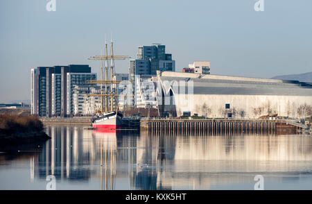 Avis de musée au bord de la rivière Clyde à côté d'accueil Musée des Transports de Glasgow avec Glenlee navire amarré en face à Glasgow, Royaume-Uni Banque D'Images