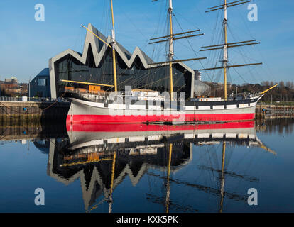 Avis de musée au bord de la rivière Clyde à côté d'accueil Musée des Transports de Glasgow avec Glenlee navire amarré en face à Glasgow, Royaume-Uni Banque D'Images