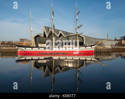 Avis de musée au bord de la rivière Clyde à côté d'accueil Musée des Transports de Glasgow avec Glenlee navire amarré en face à Glasgow, Royaume-Uni Banque D'Images