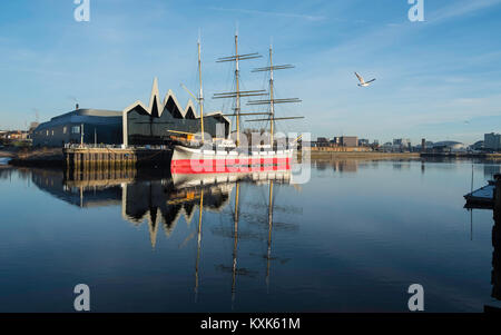 Avis de musée au bord de la rivière Clyde à côté d'accueil Musée des Transports de Glasgow avec Glenlee navire amarré en face à Glasgow, Royaume-Uni Banque D'Images